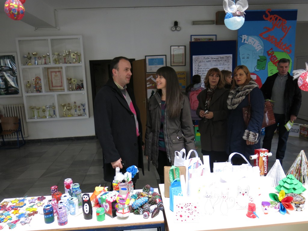 Predstavnici Ekološkog pokreta ,,OZON" i nastavnici OŠ ,,Pavle Rovinski" na eko bazaru (Foto: Mladen Ivanović)