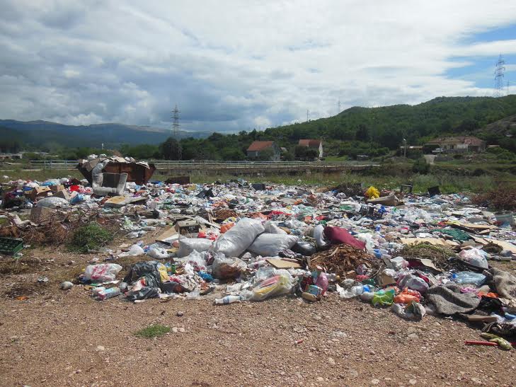 Divlje deponije neposredno uz korito rijeke Gračanice