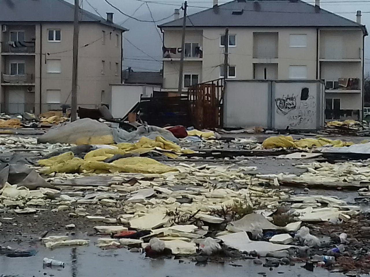 Velika divlja deponija opasnog otpada u izbjegličkom naselju na Vrelima Ribničkim