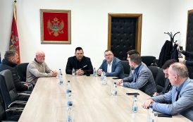 U Opštini Nikšić organizovan prijem Ričarda Hursta, britanskog državljanina koji samoinicijativno uklanja otpada oko Krupačkog jezera