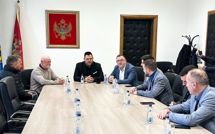 U Opštini Nikšić organizovan prijem Ričarda Hursta, britanskog državljanina koji samoinicijativno uklanja otpada oko Krupačkog jezera