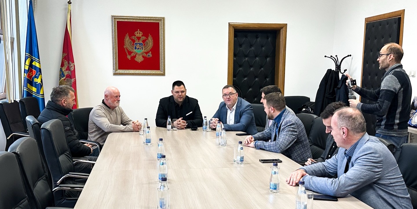 U Opštini Nikšić organizovan prijem Ričarda Hursta, britanskog državljanina koji samoinicijativno uklanja otpada oko Krupačkog jezera