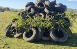 Uklonjena gomila otpadnih guma pripremljenih za paljenje u Ozrinićima