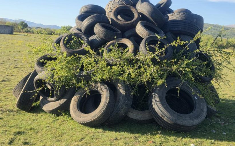 Uklonjena gomila otpadnih guma pripremljenih za paljenje u Ozrinićima